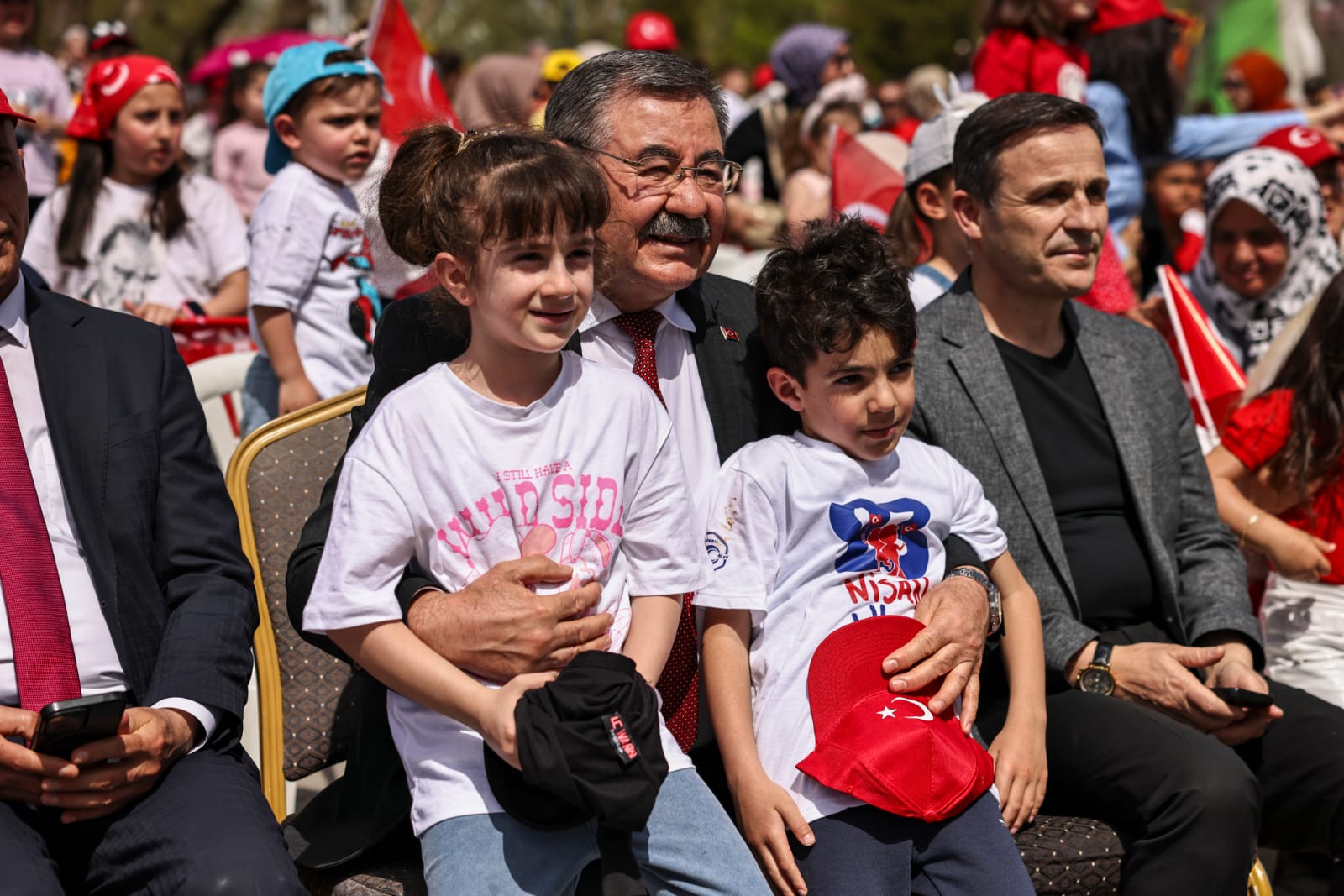 GÖLBAŞI’NDA 23 NİSAN COŞKUSU: MUCİZELER SİRKİ İLE UNUTULMAZ BİR BAYRAM