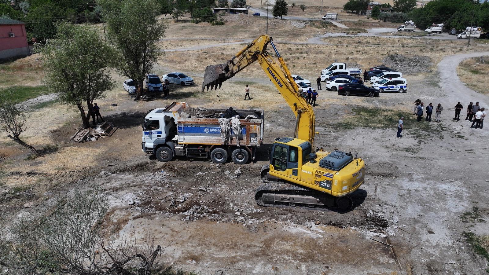 Sincan’da belediye kaçak yapıları yıkıyor