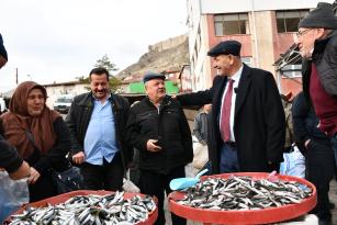 Başkan Kasketini takıp halkın içinde geziyor