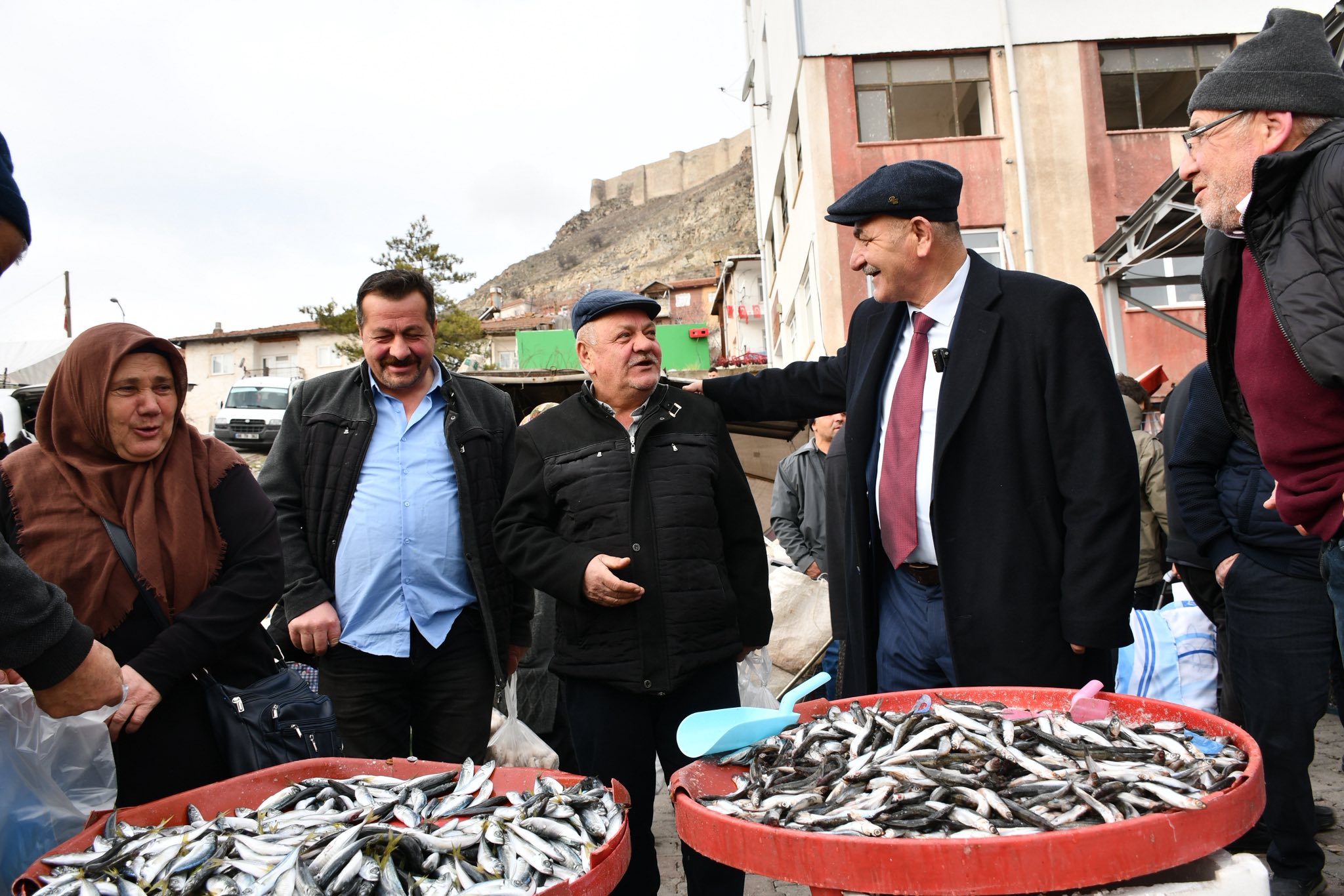 Başkan Kasketini takıp halkın içinde geziyor