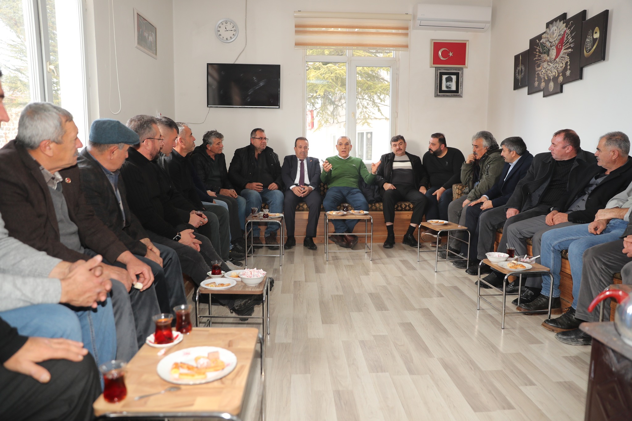 Başkan Ayaşlı muhtarlarla istişarelerde bulundu