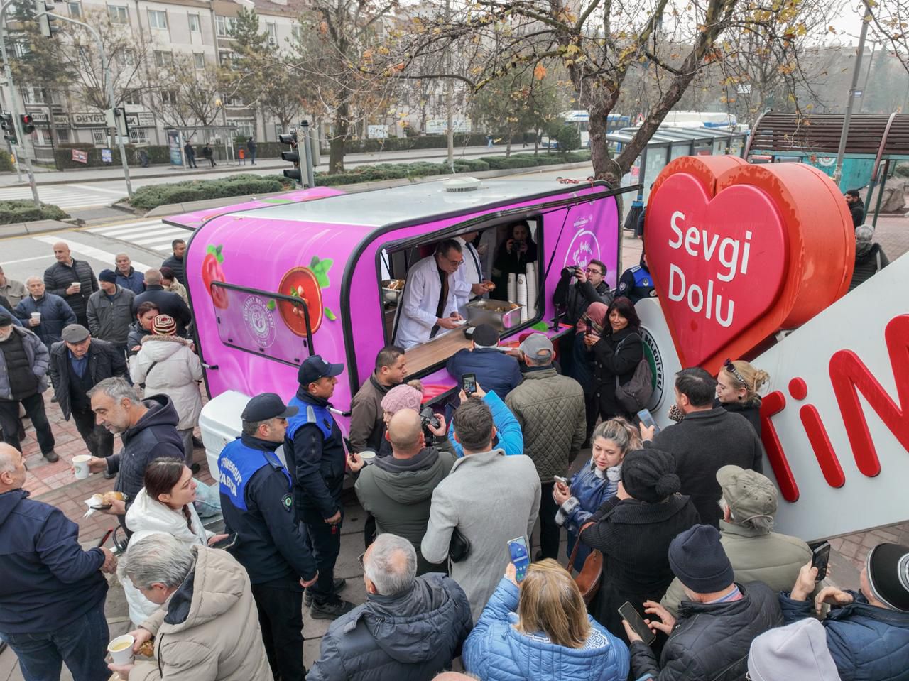 ETİMESGUT’TA DAYANIŞMA SOFRASI BÜYÜYOR: